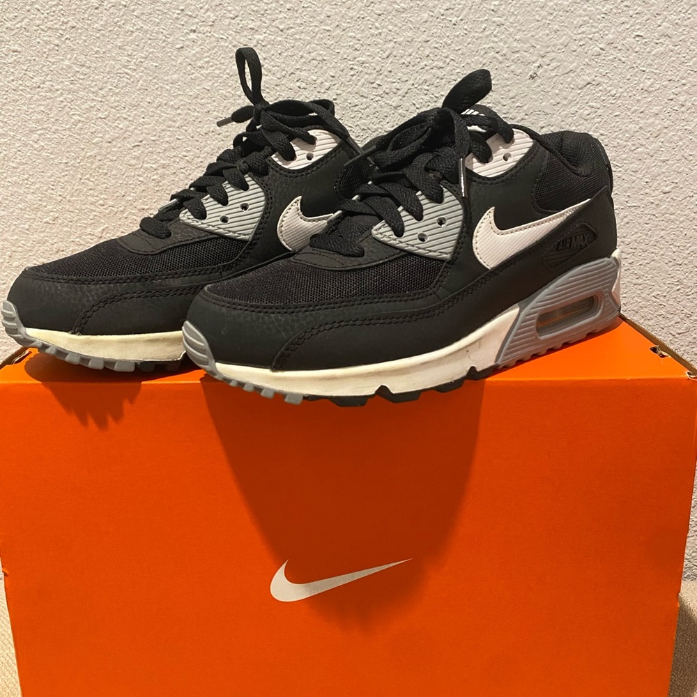Nike Air Max 90 Women's Shoe